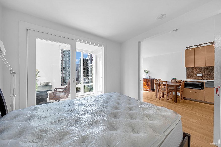 1002 565 Smithe Street