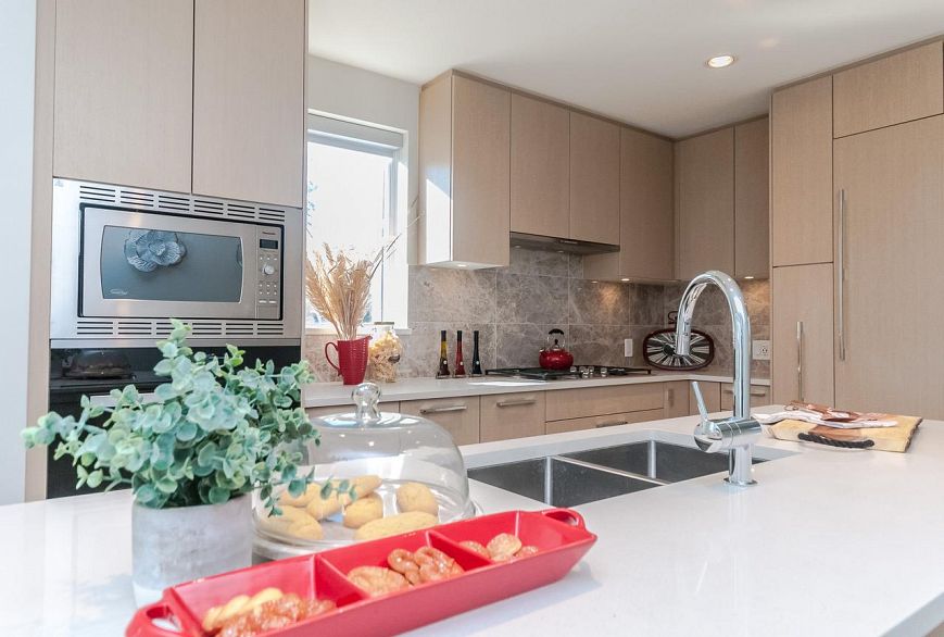 TH1 5687 Gray Avenue