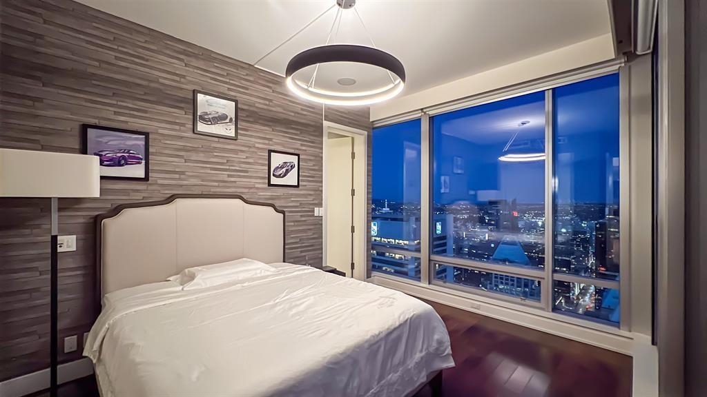 5004 1128 W Georgia Street