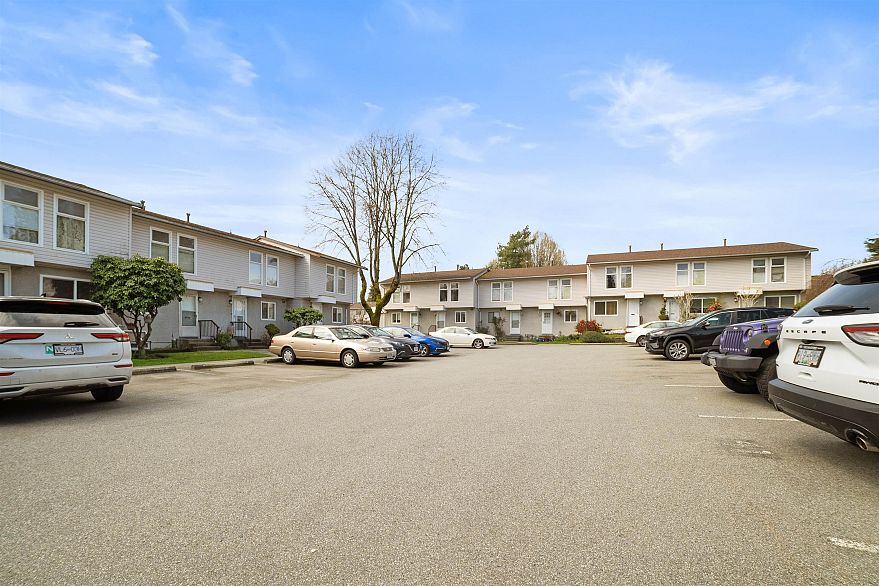 2 3558 E 49th Avenue