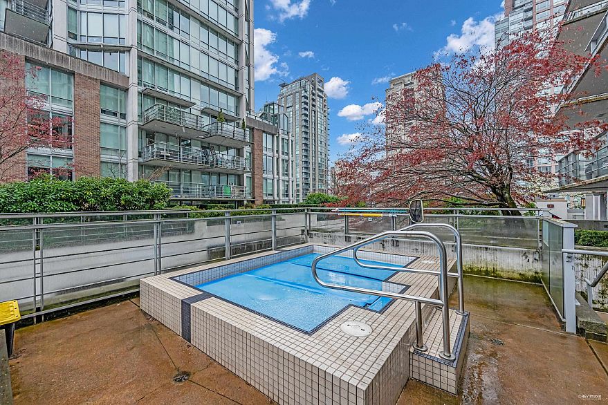 1002 565 Smithe Street