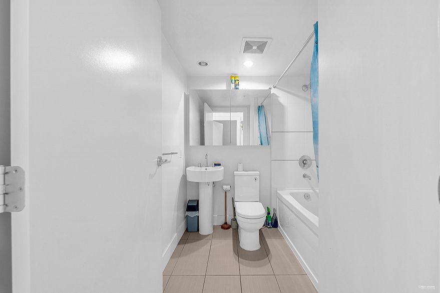 1002 565 Smithe Street