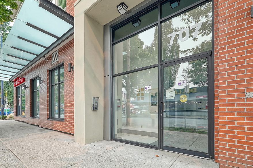 208 707 E 43rd Avenue