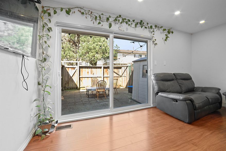 2 3558 E 49th Avenue