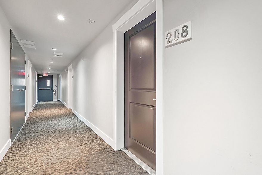 208 707 E 43rd Avenue