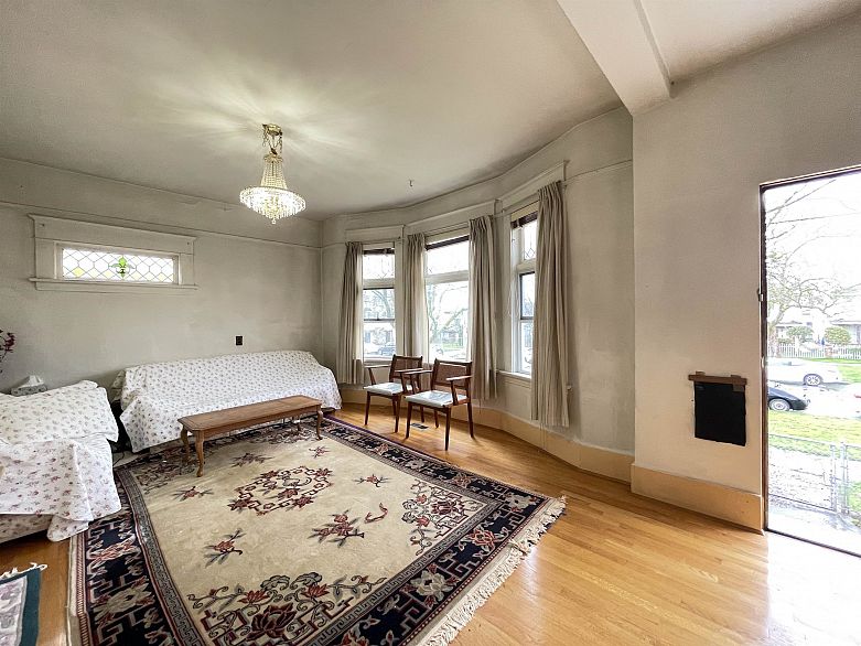 2250 E Pender Street