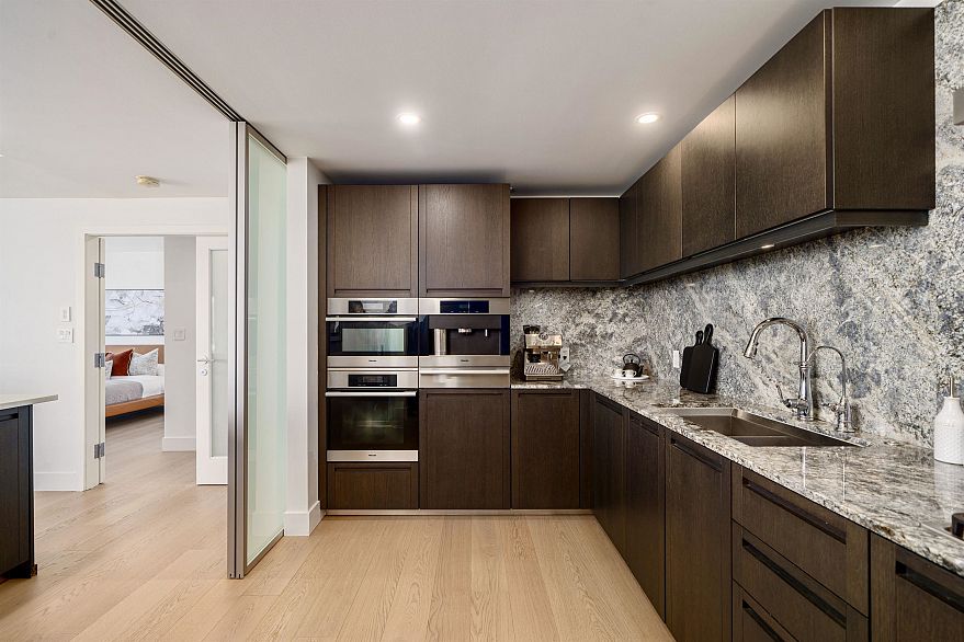 4102 1011 W Cordova Street