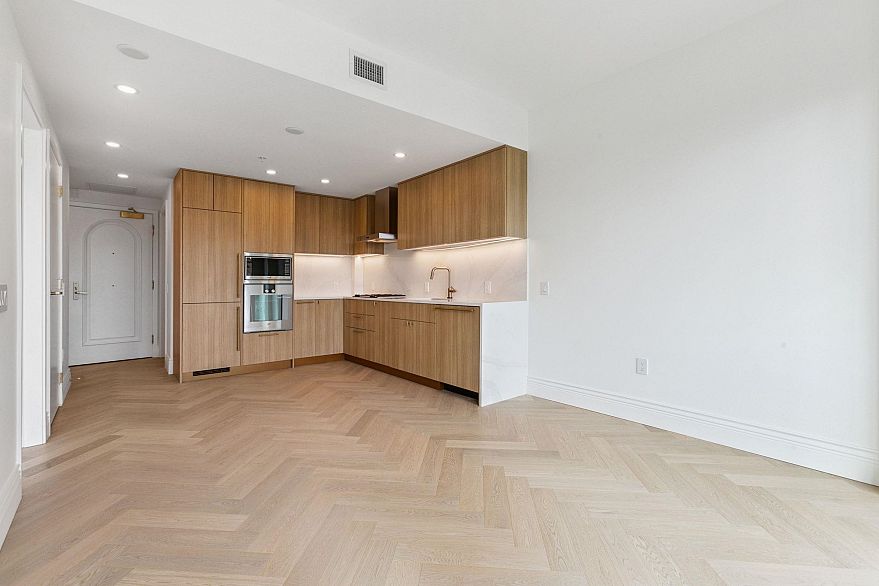 302 2096 W 47th Avenue