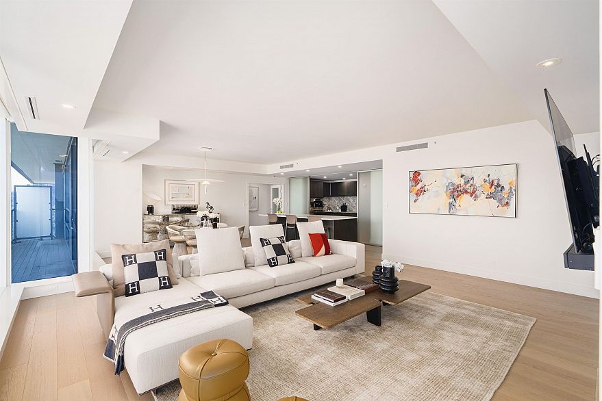 4102 1011 W Cordova Street