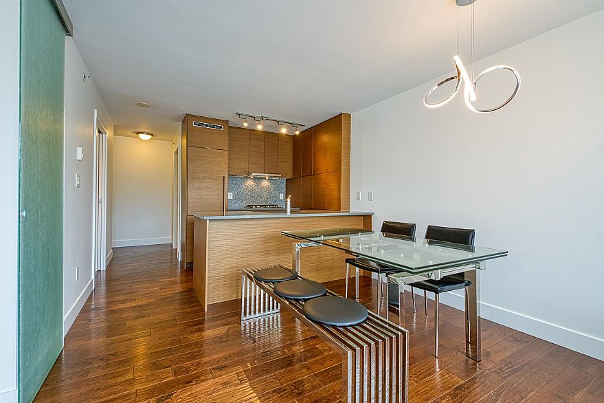 1104 565 Smithe Street