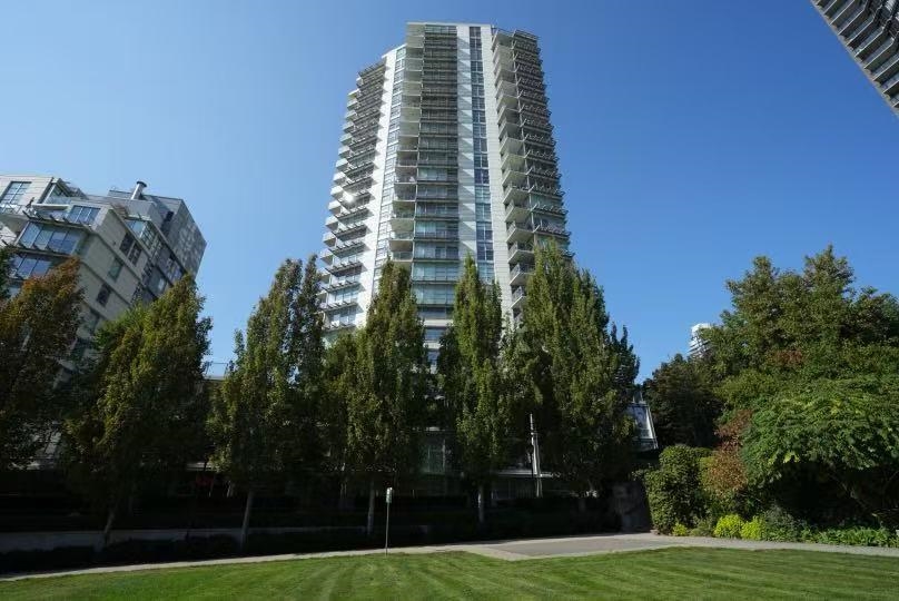 905 638 Beach Crescent