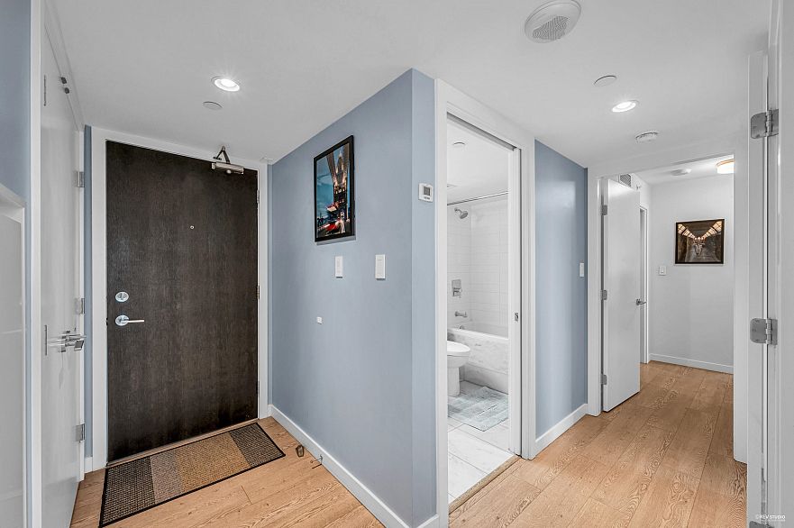 2504 8189 Cambie Street