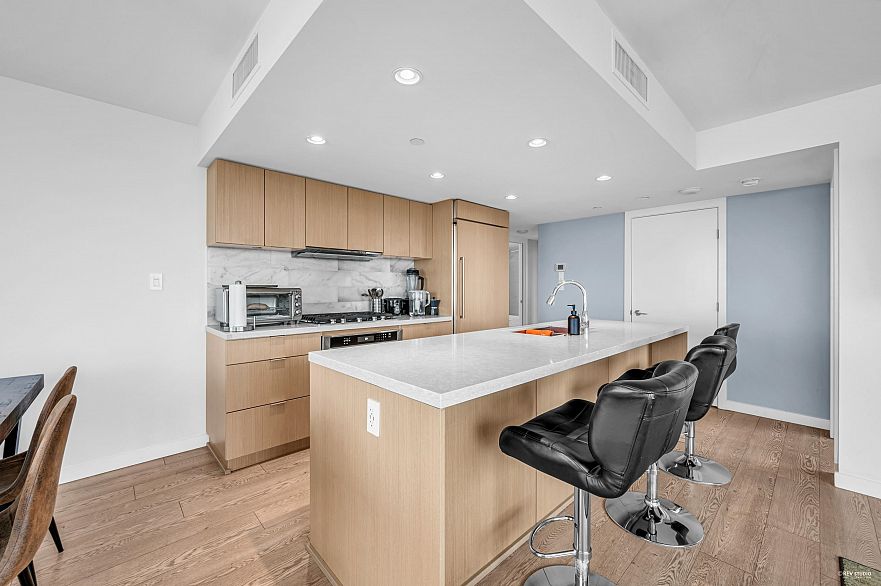 2504 8189 Cambie Street