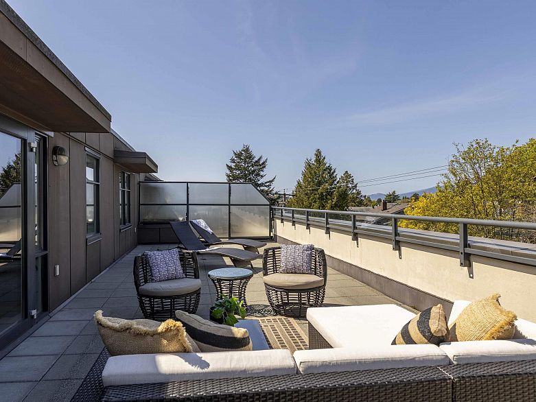 215 1961 Collingwood Street