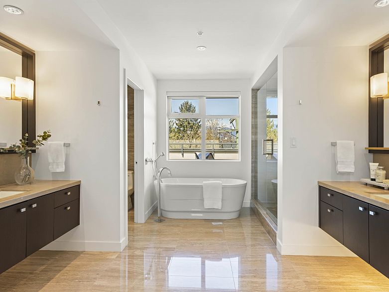 215 1961 Collingwood Street