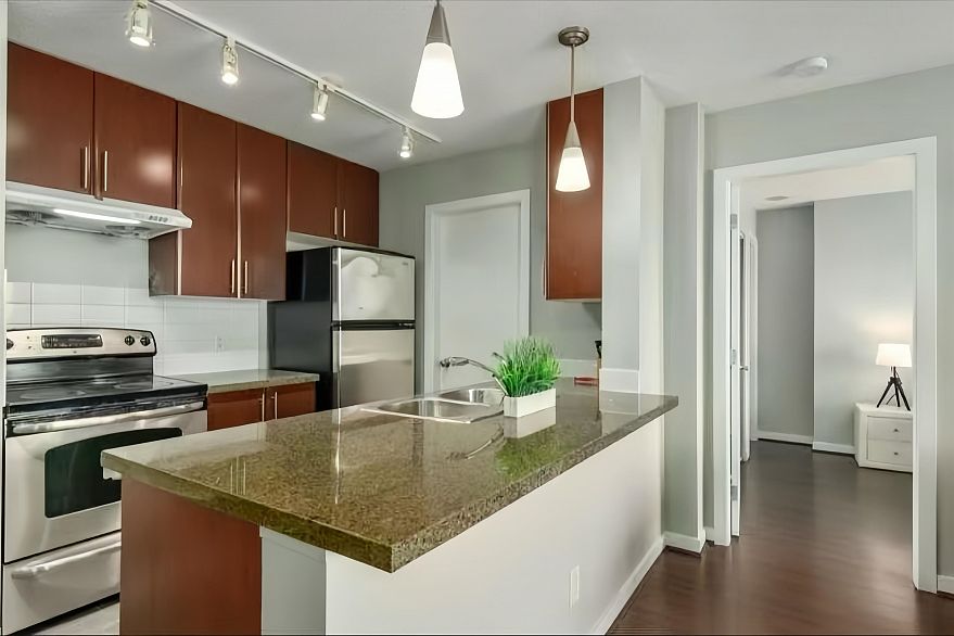 2901 688 Abbott Street