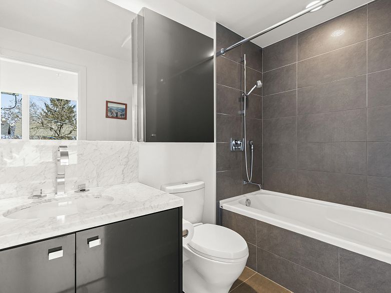 215 1961 Collingwood Street