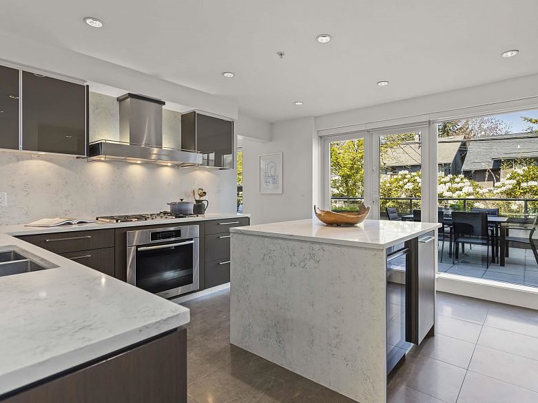 215 1961 Collingwood Street