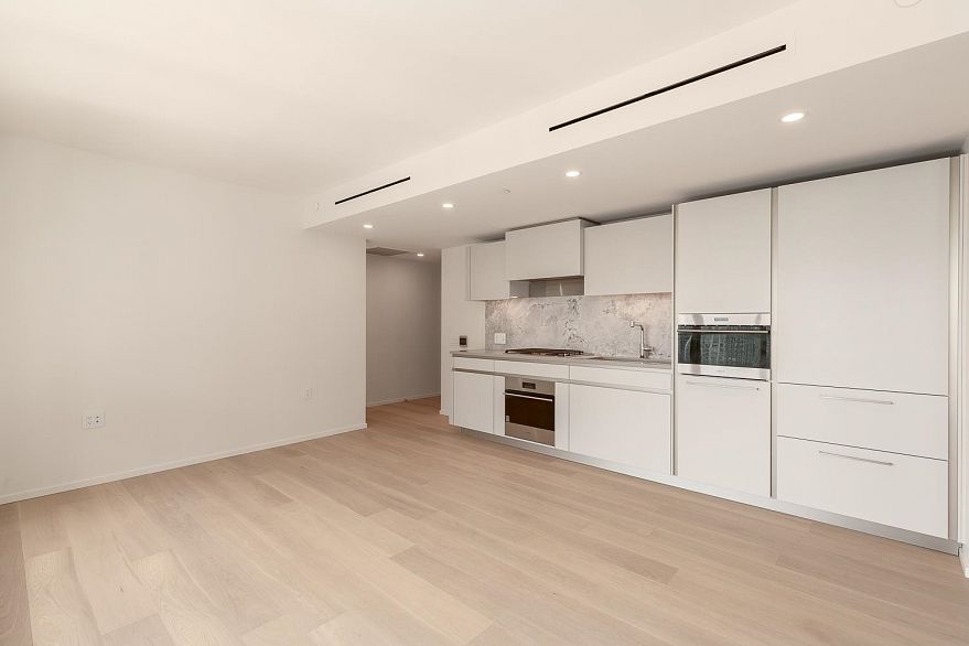 1701 889 Pacific Street