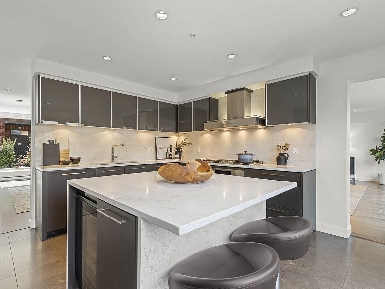 215 1961 Collingwood Street