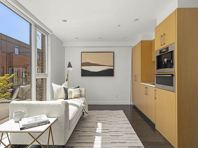 215 1961 Collingwood Street