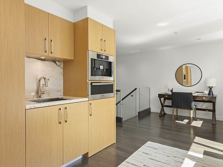 215 1961 Collingwood Street