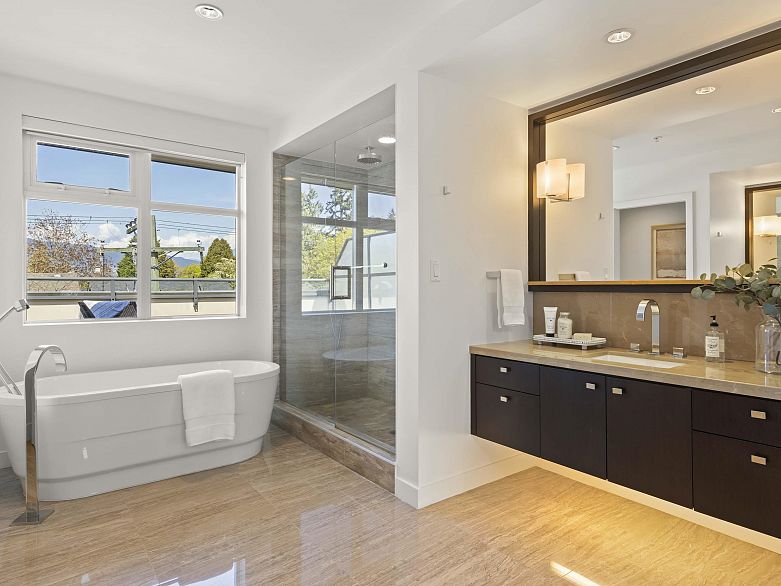 215 1961 Collingwood Street