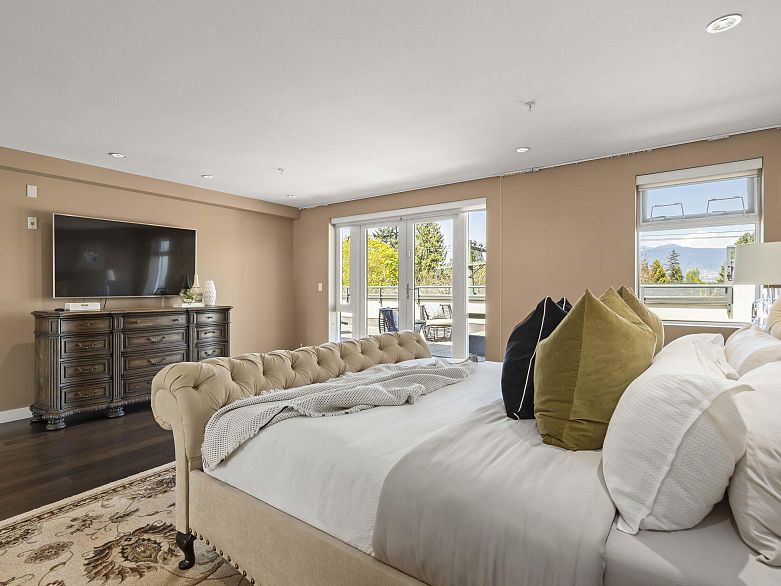 215 1961 Collingwood Street