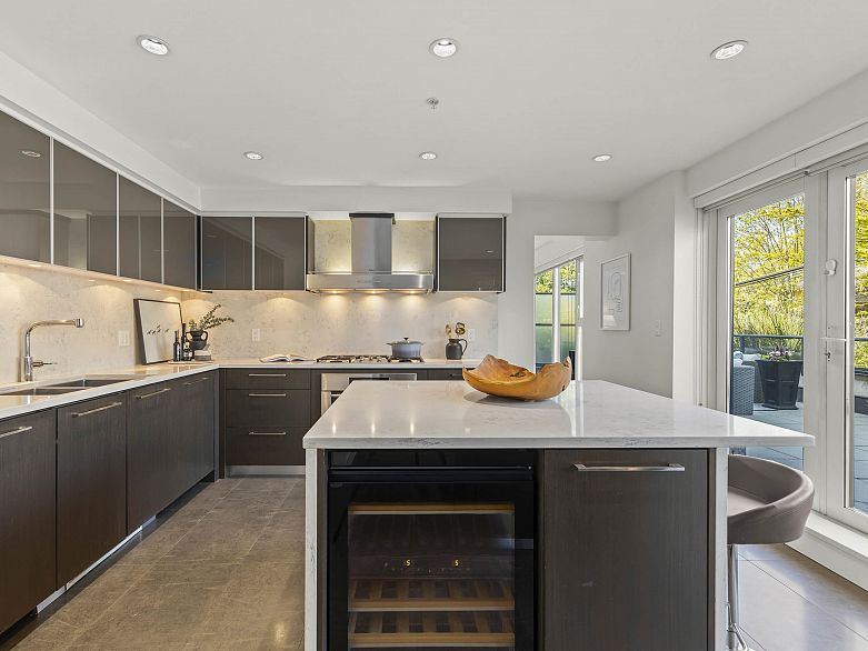 215 1961 Collingwood Street