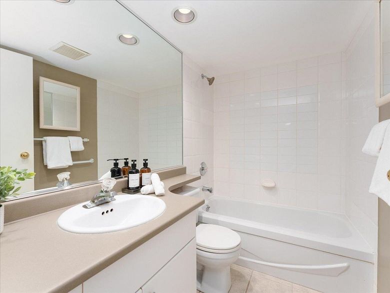 704 288 E 8th Avenue