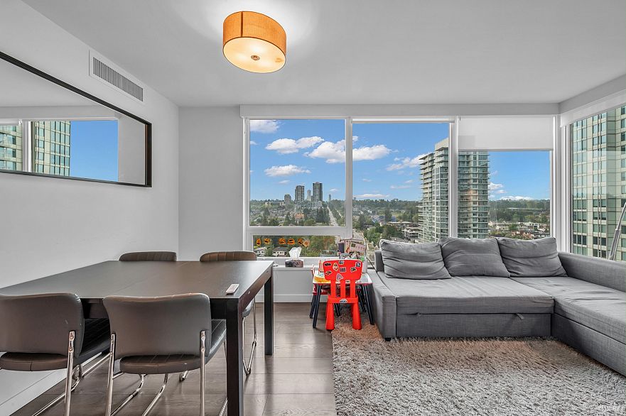 1605 8189 Cambie Street