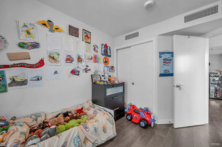 1605 8189 Cambie Street