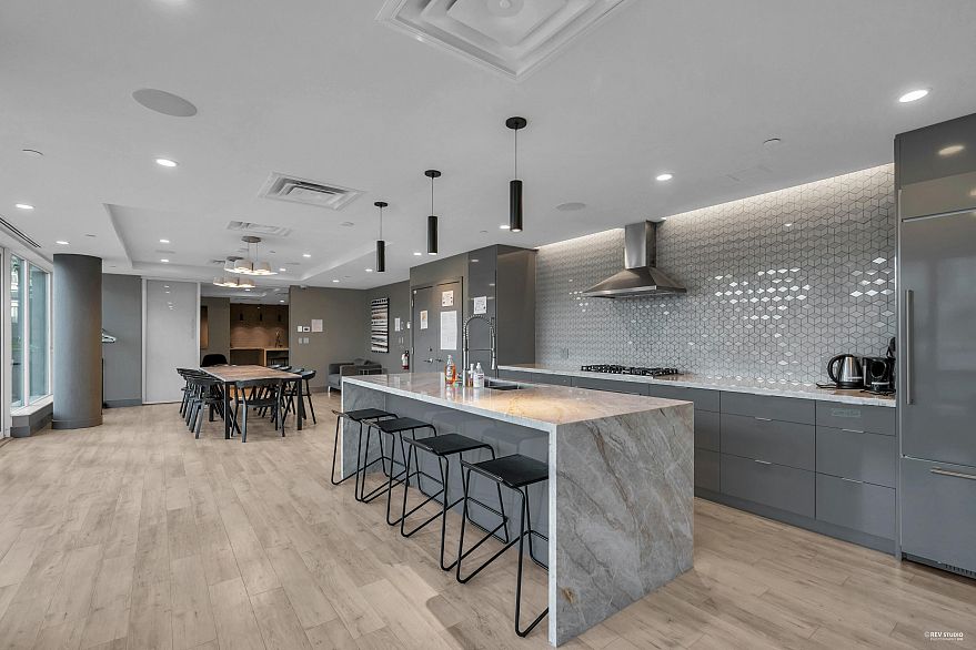 1605 8189 Cambie Street