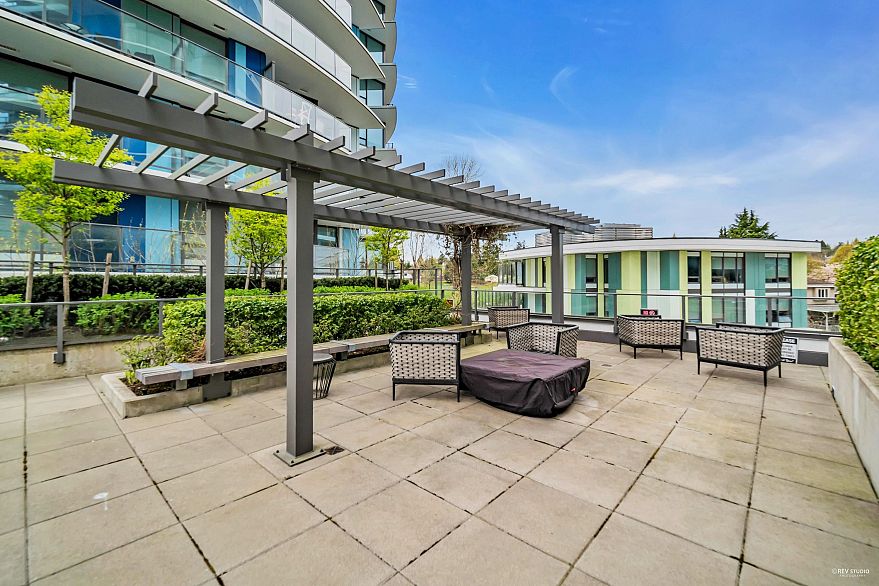 1605 8189 Cambie Street