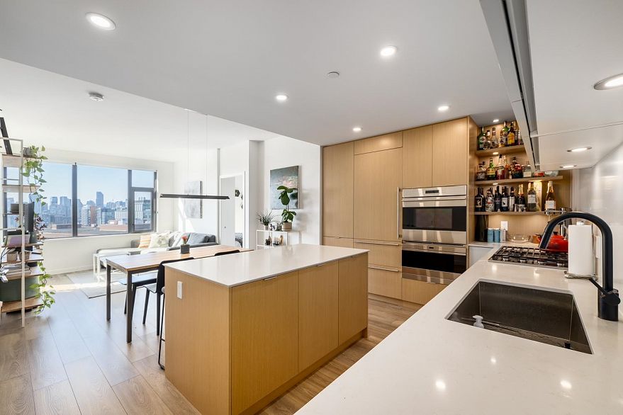 706 210 E 5th Avenue