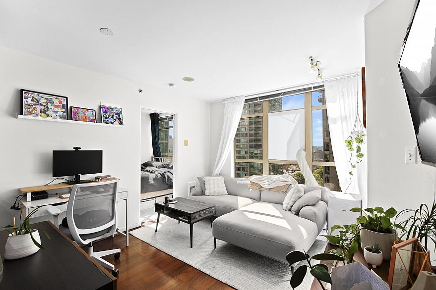 1105 819 Hamilton Street