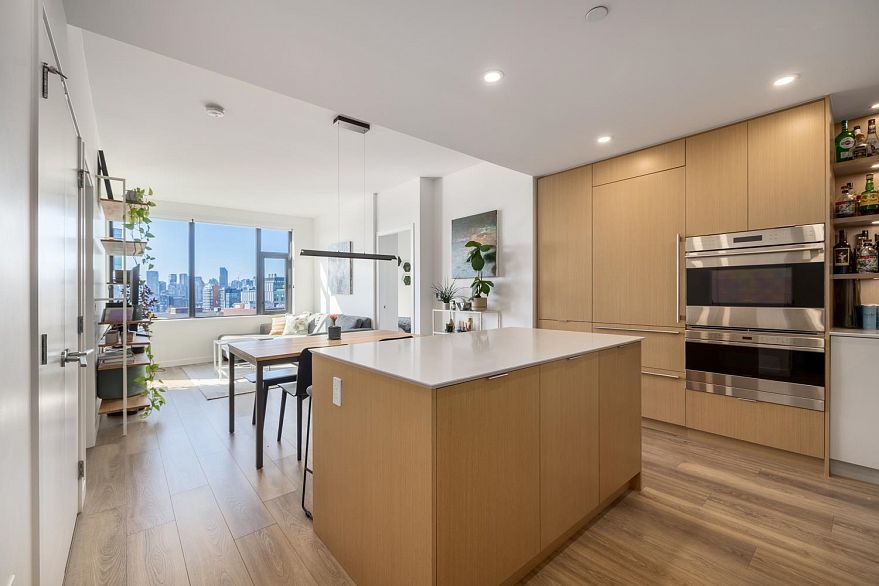 706 210 E 5th Avenue