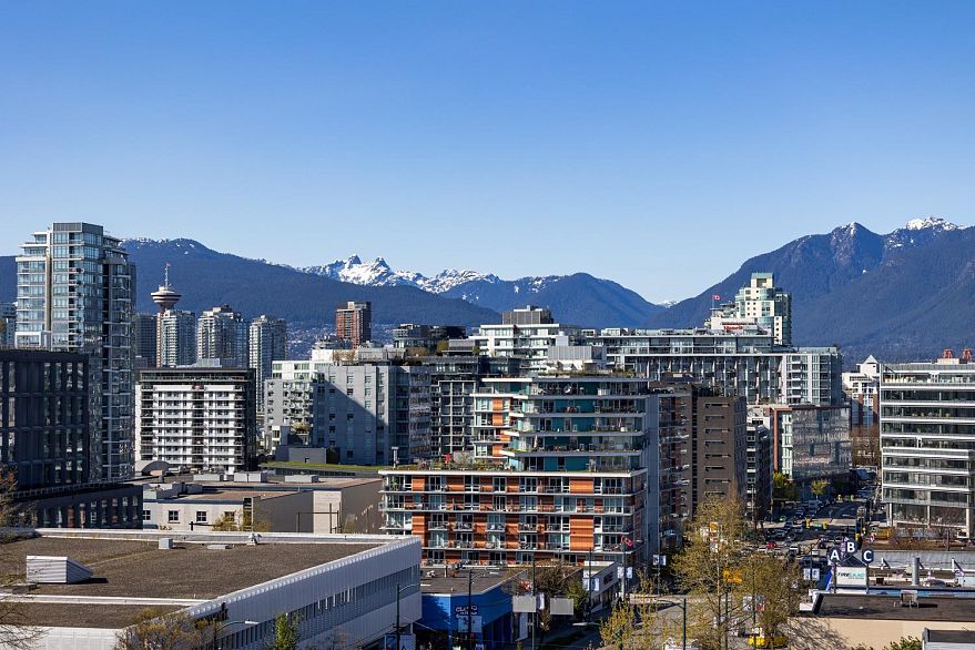 706 210 E 5th Avenue