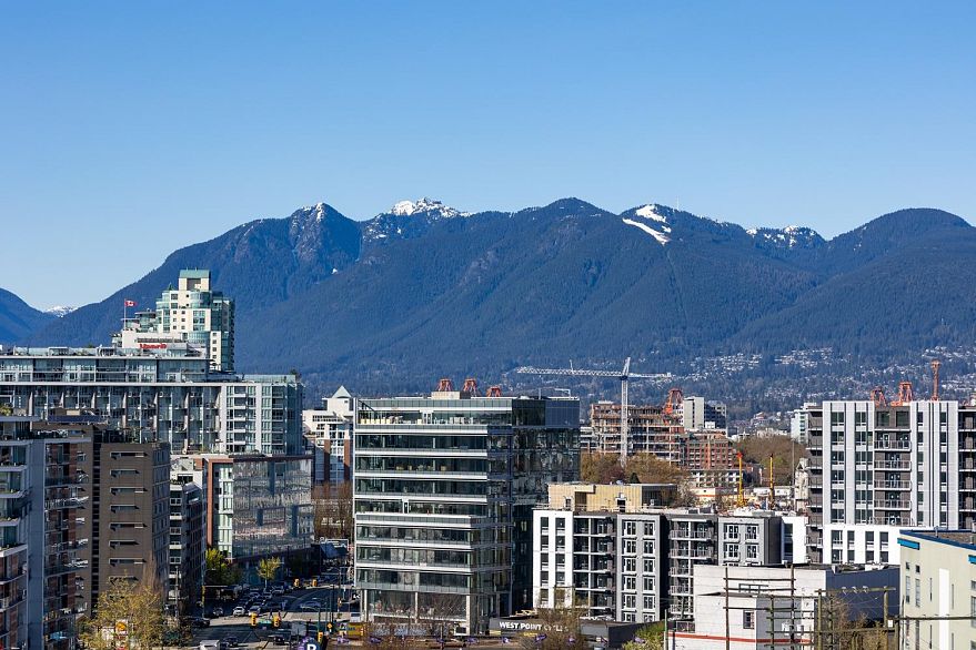 706 210 E 5th Avenue