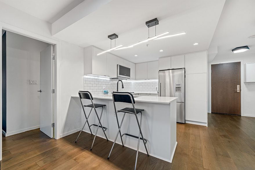 1004 1887 Crowe Street