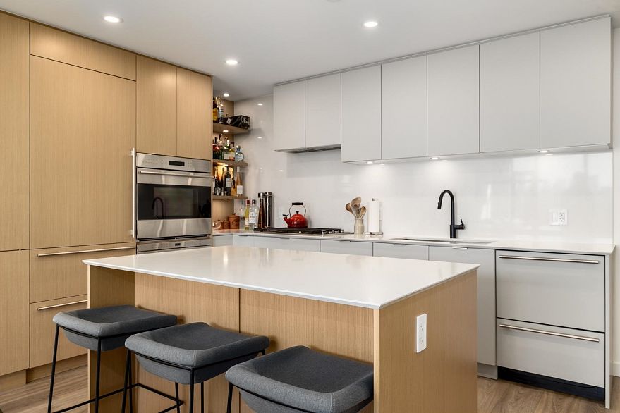 706 210 E 5th Avenue