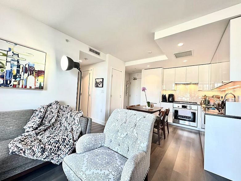 416 8181 Chester Street