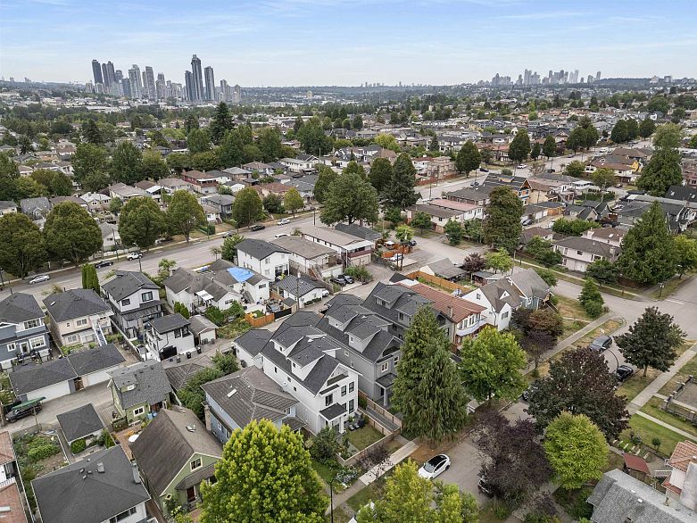 2 1160 Rossland Street