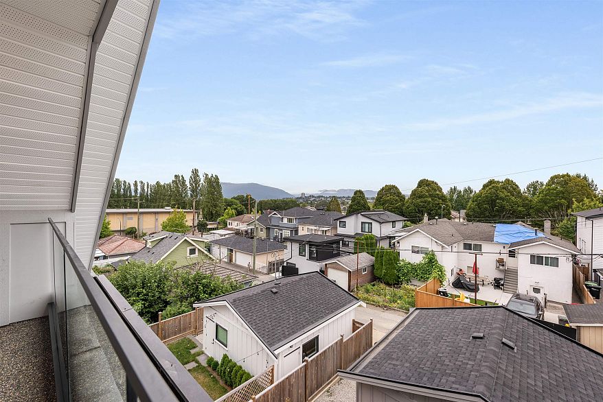 2 1160 Rossland Street