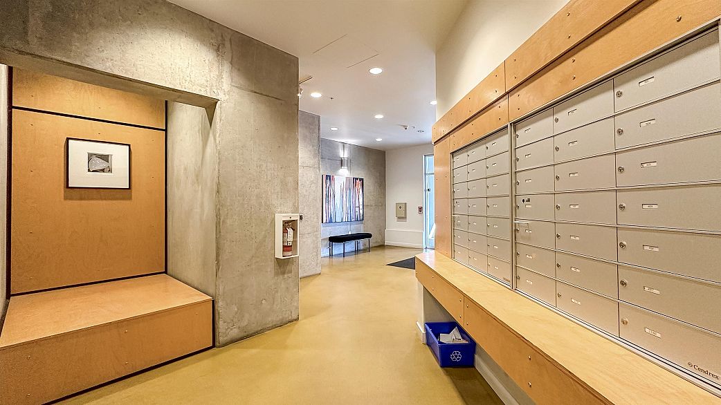 304 495 W 6th Avenue