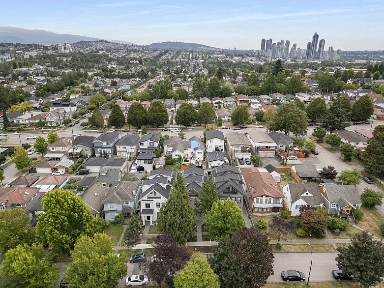 2 1160 Rossland Street