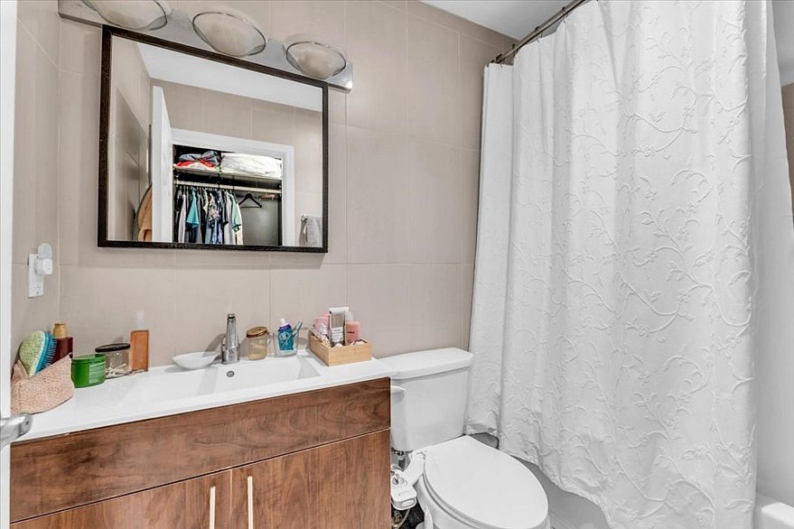 307 876 W 16th Avenue