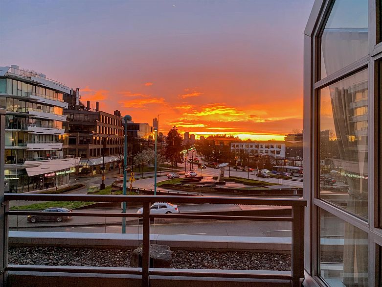 304 495 W 6th Avenue