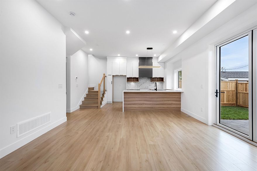 2 1160 Rossland Street