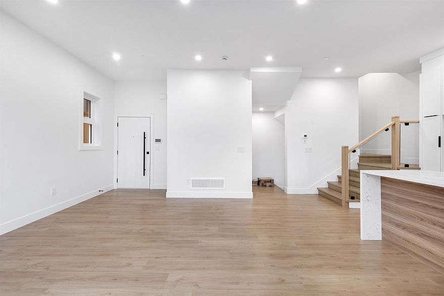 2 1160 Rossland Street